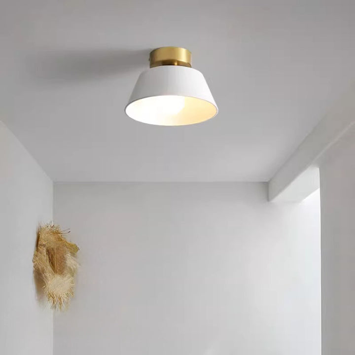 Zeitgenössische nordische runde Deckenleuchte aus Eisen mit 1 Licht und halbbündiger Montage für Schlafzimmer 