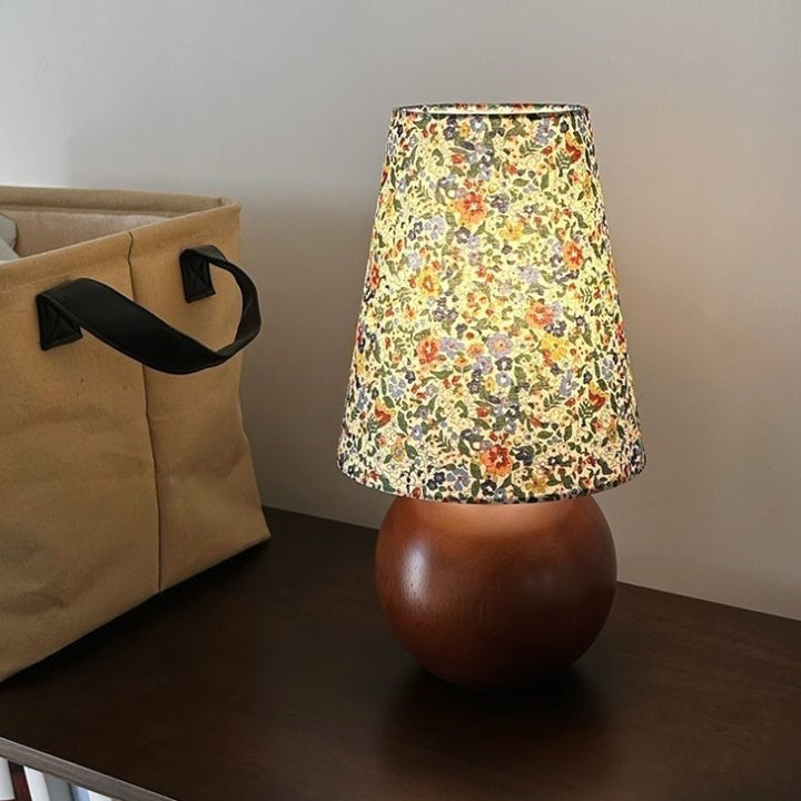 Lampe de table 1 lumière avec abat-jour rond en tissu à imprimé floral pastoral traditionnel français et base en bois massif pour chambre 
