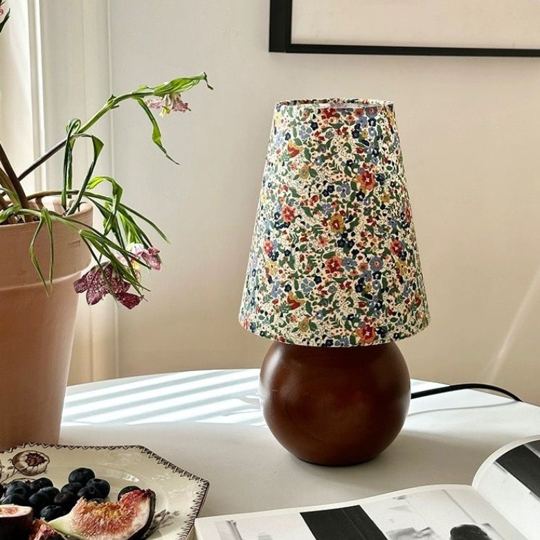 Traditionelle französische pastorale Tischlampe mit Blumendruck, Stoff, runder Schirm, Massivholzsockel, 1-flammig, für Schlafzimmer 