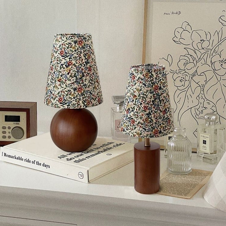 Traditionelle französische pastorale Tischlampe mit Blumendruck, Stoff, runder Schirm, Massivholzsockel, 1-flammig, für Schlafzimmer 