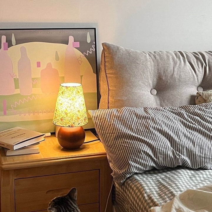 Lampe de table 1 lumière avec abat-jour rond en tissu à imprimé floral pastoral traditionnel français et base en bois massif pour chambre 