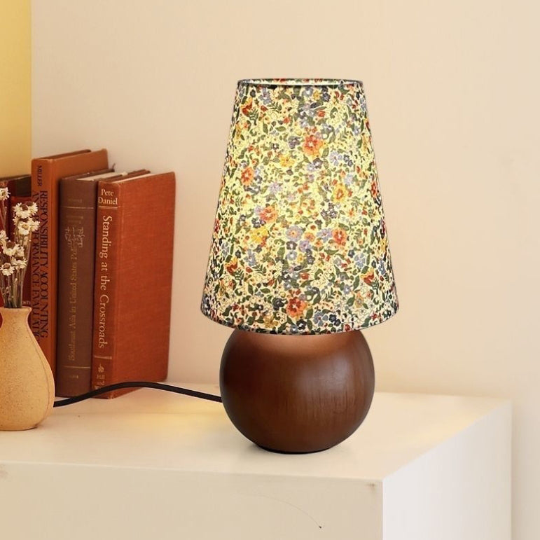 Traditionelle französische pastorale Tischlampe mit Blumendruck, Stoff, runder Schirm, Massivholzsockel, 1-flammig, für Schlafzimmer 