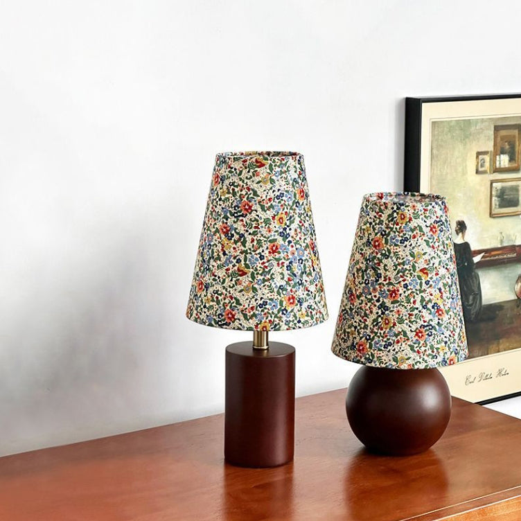 Traditionelle französische pastorale Tischlampe mit Blumendruck, Stoff, runder Schirm, Massivholzsockel, 1-flammig, für Schlafzimmer 