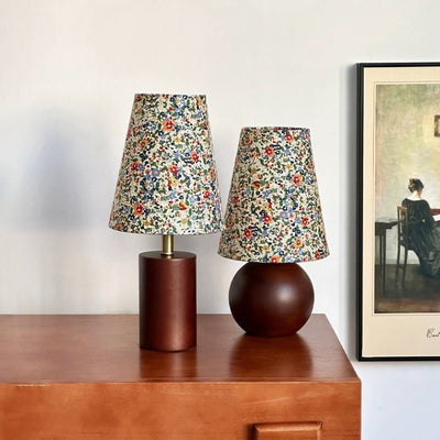 Traditionelle französische pastorale Tischlampe mit Blumendruck, Stoff, runder Schirm, Massivholzsockel, 1-flammig, für Schlafzimmer 