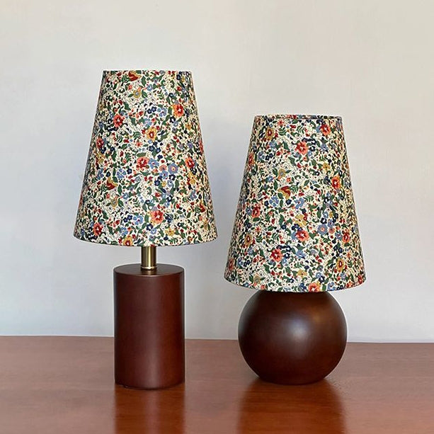 Traditionelle französische pastorale Tischlampe mit Blumendruck, Stoff, runder Schirm, Massivholzsockel, 1-flammig, für Schlafzimmer 