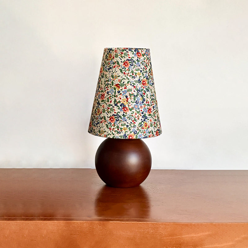 Traditionelle französische pastorale Tischlampe mit Blumendruck, Stoff, runder Schirm, Massivholzsockel, 1-flammig, für Schlafzimmer 