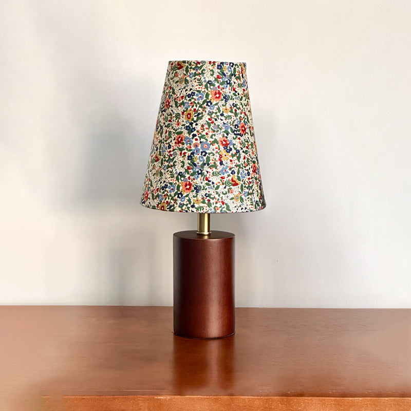 Traditionelle französische pastorale Tischlampe mit Blumendruck, Stoff, runder Schirm, Massivholzsockel, 1-flammig, für Schlafzimmer 