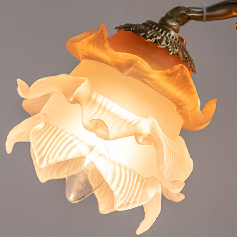Chandelier traditionnel en laiton antique français avec abat-jour en verre fleur d&