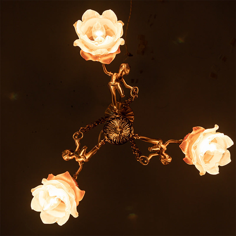 Chandelier traditionnel en laiton antique français avec abat-jour en verre fleur d&