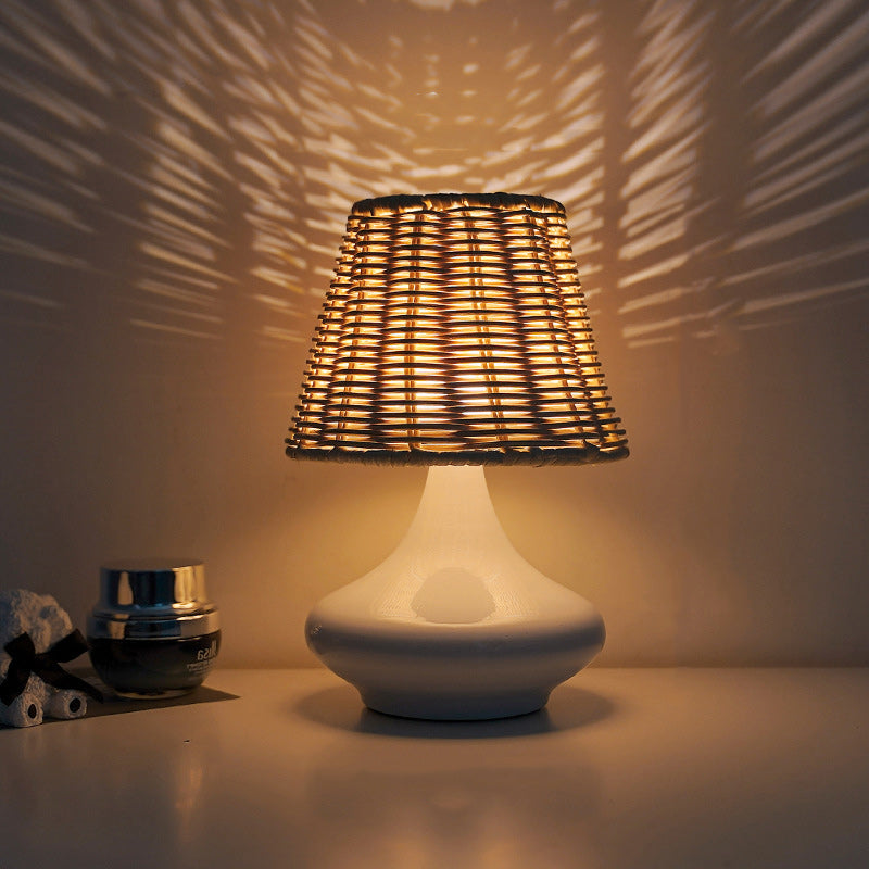 Lampe de table LED USB avec base en fer et abat-jour tissé en rotin pour chambre à coucher, simplicité contemporaine 