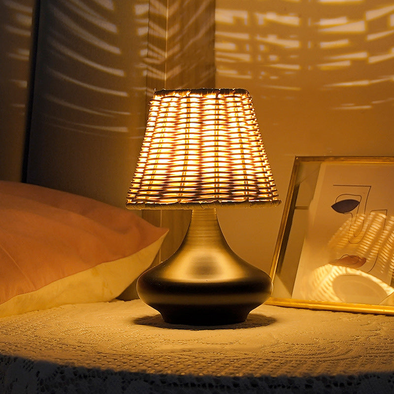 Lampe de table LED USB avec base en fer et abat-jour tissé en rotin pour chambre à coucher, simplicité contemporaine 
