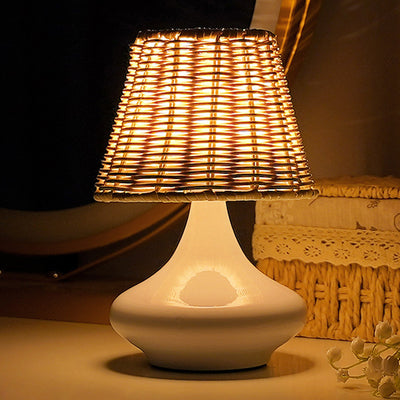 Lampe de table LED USB avec base en fer et abat-jour tissé en rotin pour chambre à coucher, simplicité contemporaine 