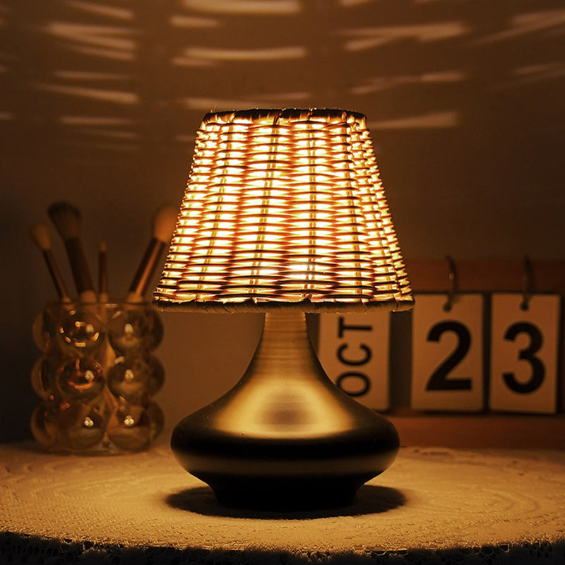 Lampe de table LED USB avec base en fer et abat-jour tissé en rotin pour chambre à coucher, simplicité contemporaine 