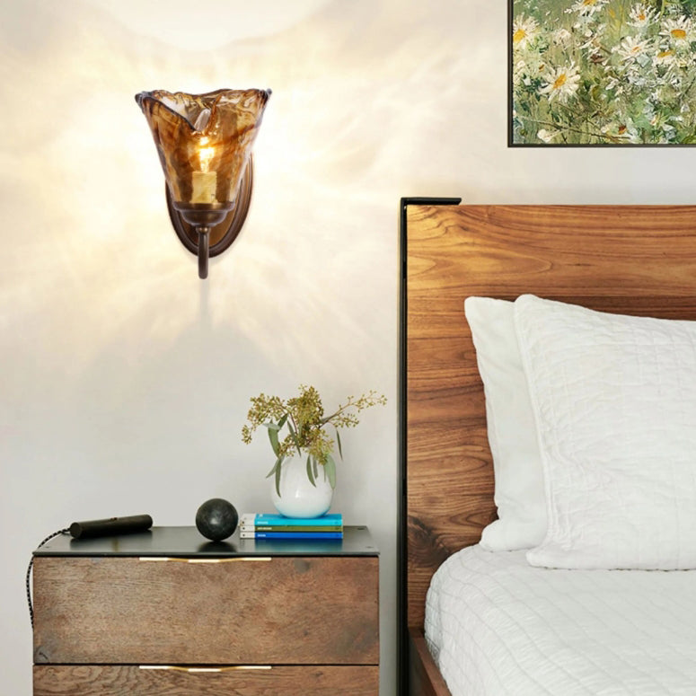 Lámpara de pared de 1 luz con pantalla de vidrio ámbar floral retro contemporáneo de cobre para dormitorio 