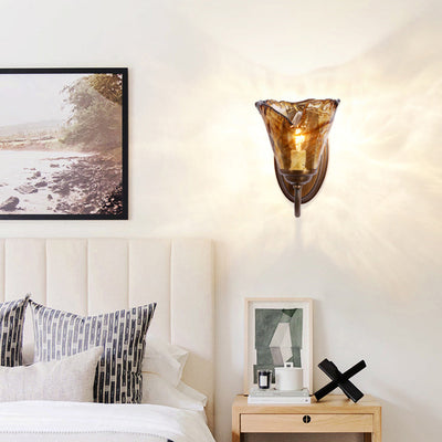 Lámpara de pared de 1 luz con pantalla de vidrio ámbar floral retro contemporáneo de cobre para dormitorio 
