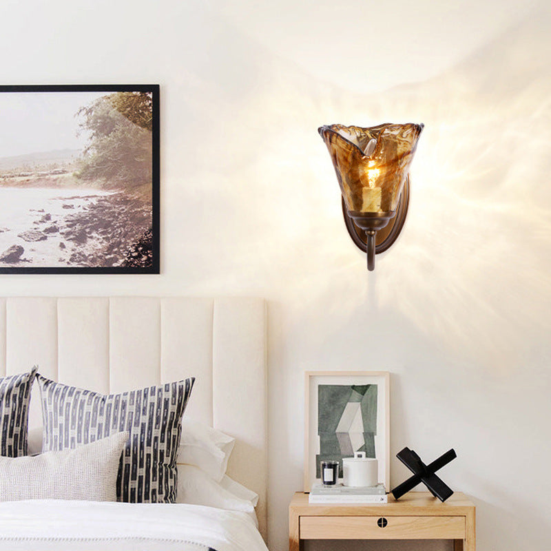 Lámpara de pared de 1 luz con pantalla de vidrio ámbar floral retro contemporáneo de cobre para dormitorio 