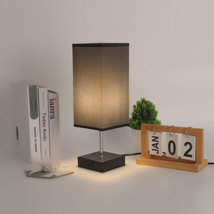 Zeitgenössische Einfachheit Stoff Cuboid Shade Hardware Base 1-Licht Tischlampe für Schlafzimmer 