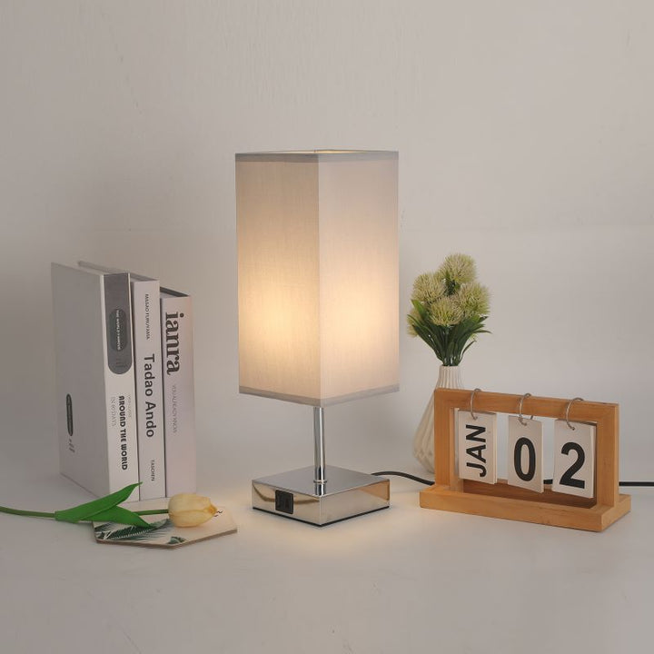 Zeitgenössische Einfachheit Stoff Cuboid Shade Hardware Base 1-Licht Tischlampe für Schlafzimmer 