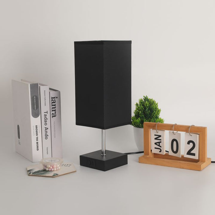 Zeitgenössische Einfachheit Stoff Cuboid Shade Hardware Base 1-Licht Tischlampe für Schlafzimmer 