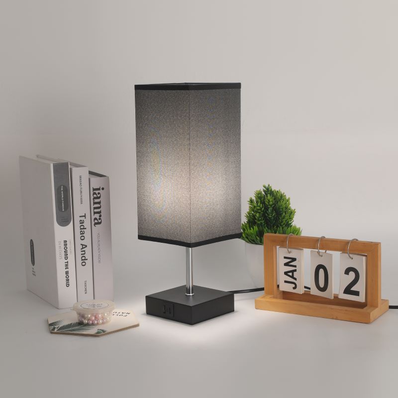 Zeitgenössische Einfachheit Stoff Cuboid Shade Hardware Base 1-Licht Tischlampe für Schlafzimmer 