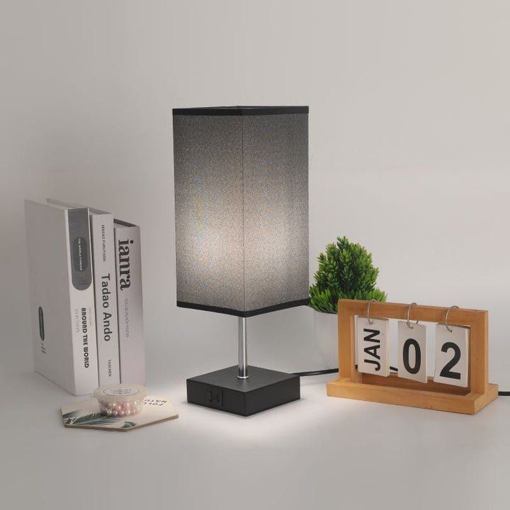 Zeitgenössische Einfachheit Stoff Cuboid Shade Hardware Base 1-Licht Tischlampe für Schlafzimmer 