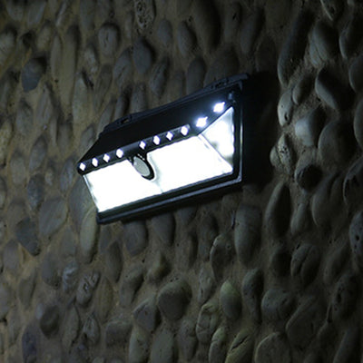مصباح حائط خارجي شمسي LED مقاوم للماء بمستشعر بشري ABS مثلث صناعي عصري للحديقة 