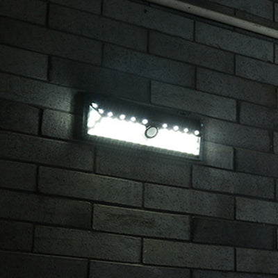 مصباح حائط خارجي شمسي LED مقاوم للماء بمستشعر بشري ABS مثلث صناعي عصري للحديقة 