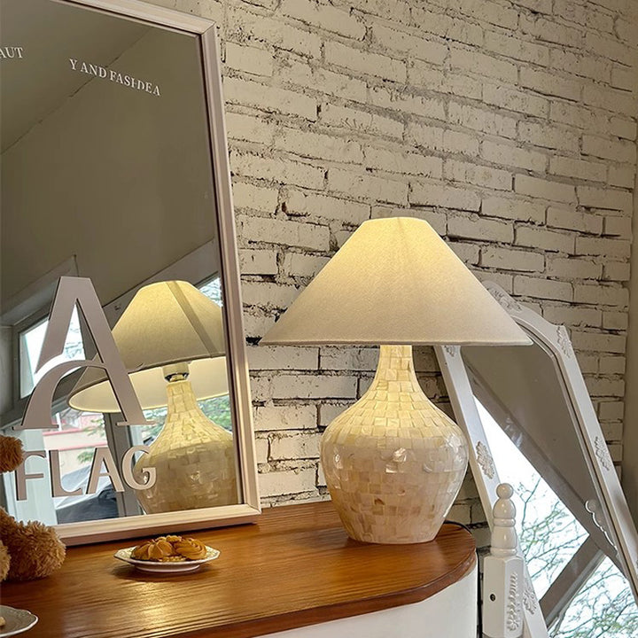 Traditionelle europäische Stoff Shell Dekoration Basis 1-Licht Tischlampe für Schlafzimmer 