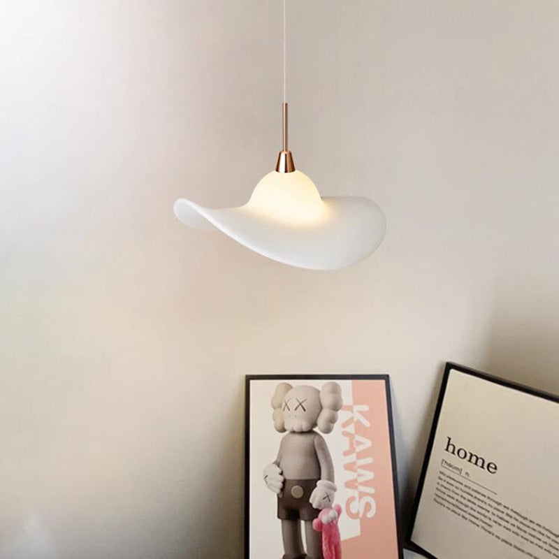 Lámpara colgante LED con pantalla de sombrero de paja de resina de aluminio nórdico contemporáneo para dormitorio 
