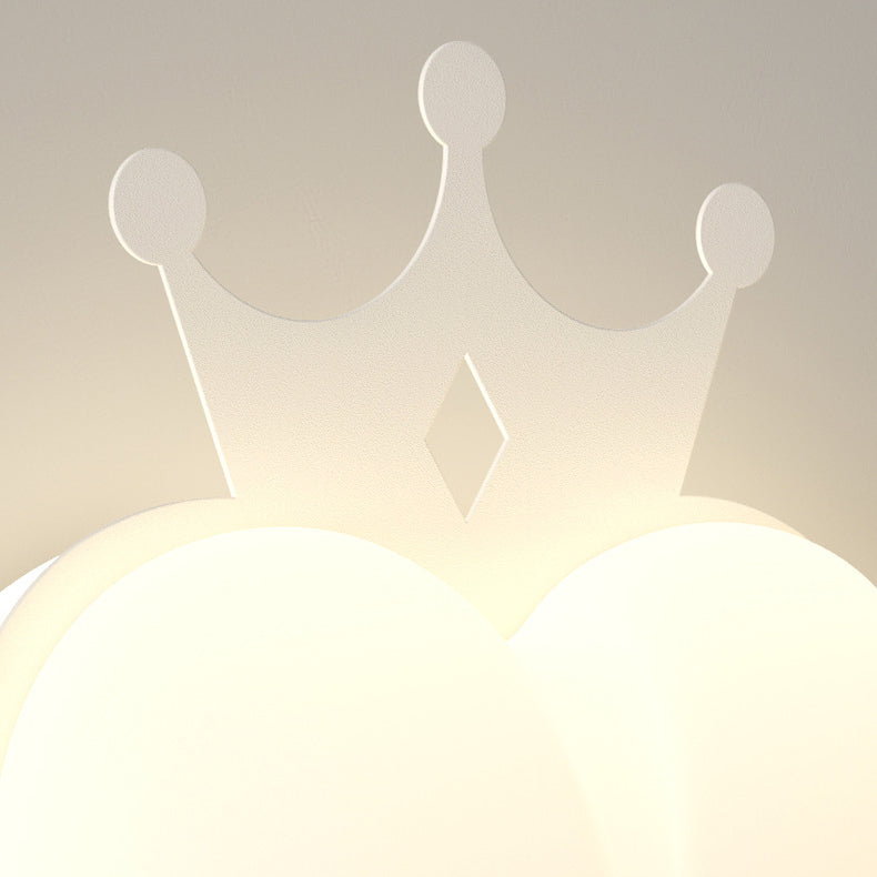 Zeitgenössische kreative PE Crown Herz Schatten Eisen LED Wandleuchte Lampe für Wohnzimmer 