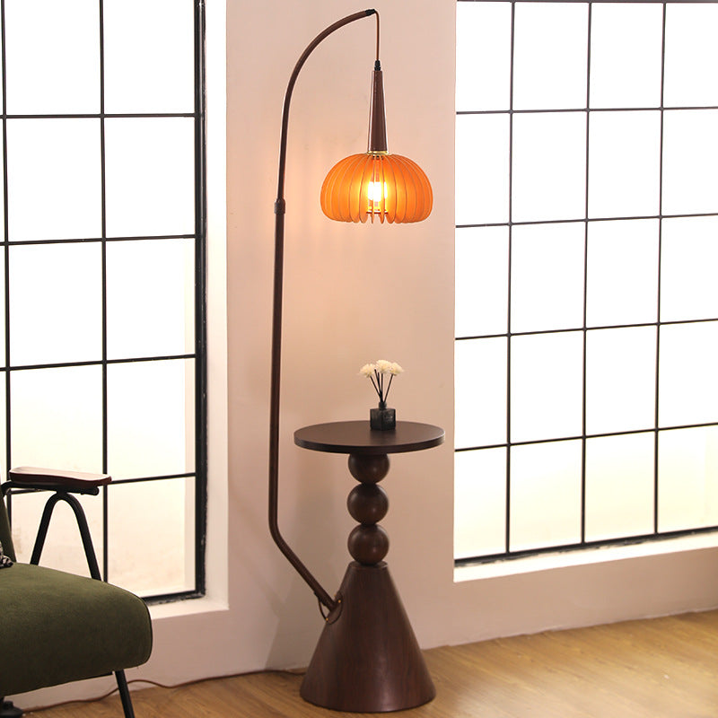 Zeitgenössische Retro-Stehlampe aus Glas mit rundem Schirm und Massivholzregalen, 1 Licht, für das Home Office 