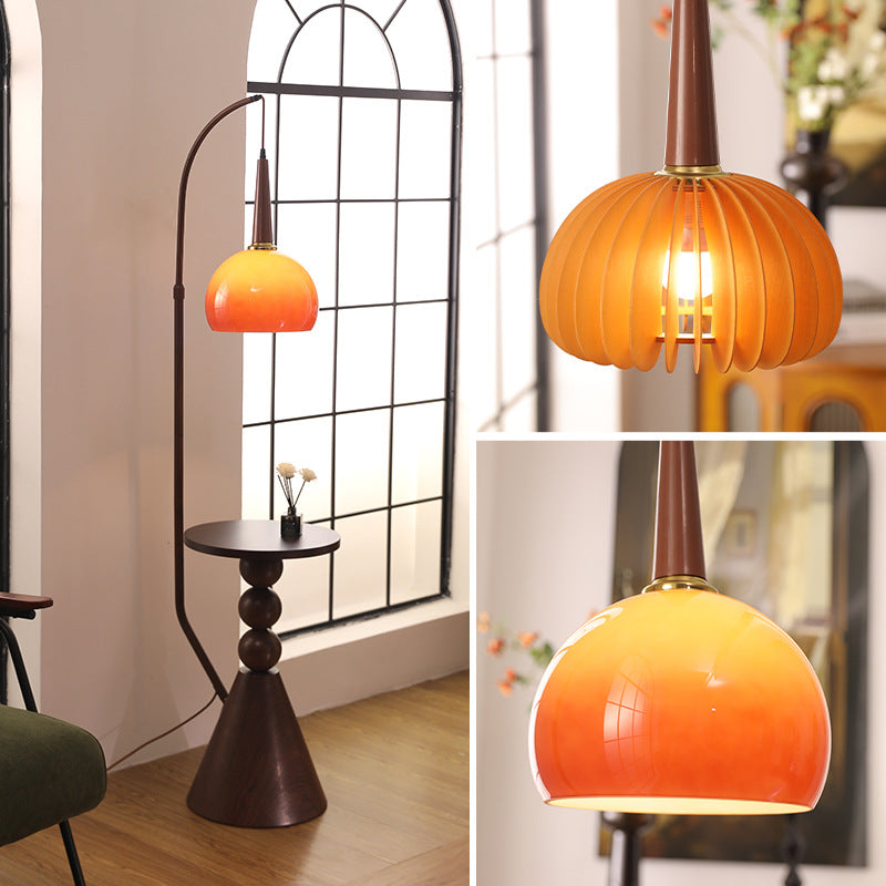 Zeitgenössische Retro-Stehlampe aus Glas mit rundem Schirm und Massivholzregalen, 1 Licht, für das Home Office 