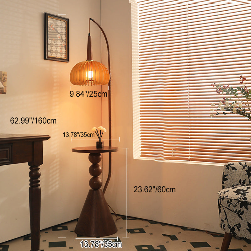 Zeitgenössische Retro-Stehlampe aus Glas mit rundem Schirm und Massivholzregalen, 1 Licht, für das Home Office 