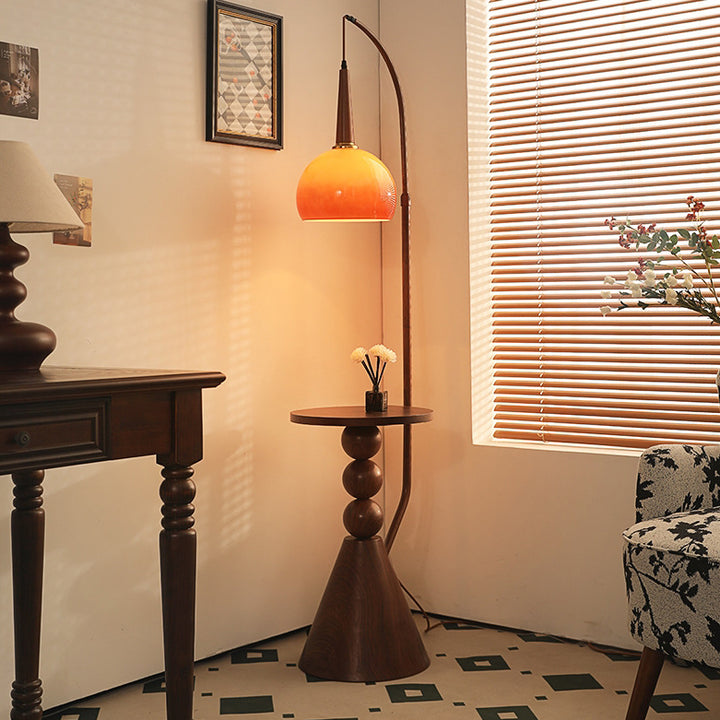 Zeitgenössische Retro-Stehlampe aus Glas mit rundem Schirm und Massivholzregalen, 1 Licht, für das Home Office 
