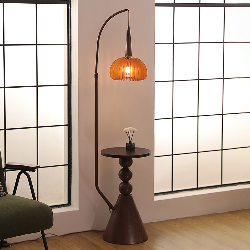 Zeitgenössische Retro-Stehlampe aus Glas mit rundem Schirm und Massivholzregalen, 1 Licht, für das Home Office 