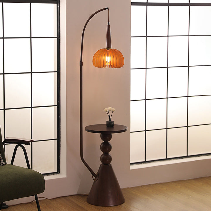 Zeitgenössische Retro-Stehlampe aus Glas mit rundem Schirm und Massivholzregalen, 1 Licht, für das Home Office 