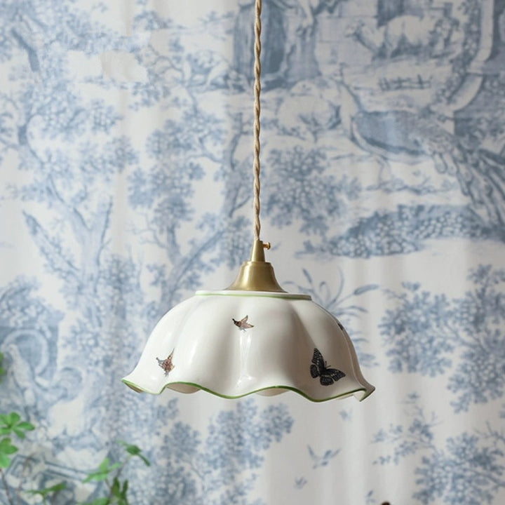 Lustre suspendu à 1 lumière en laiton à bord ondulé en céramique pastorale française traditionnelle pour salon 