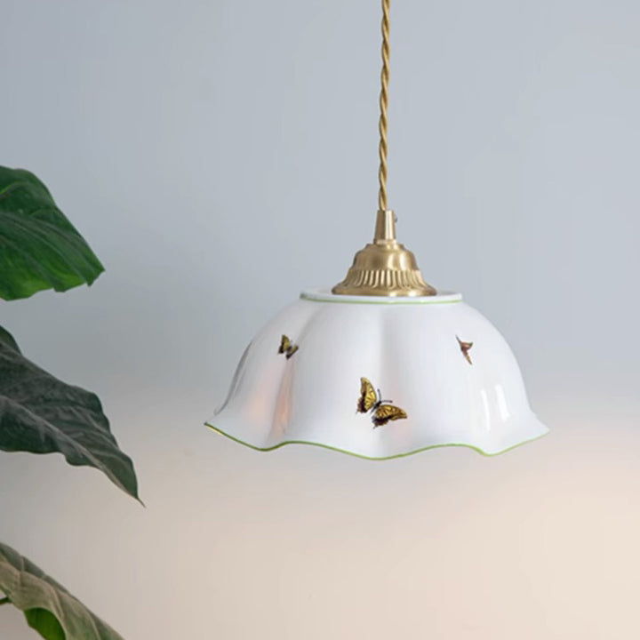 Lustre suspendu à 1 lumière en laiton à bord ondulé en céramique pastorale française traditionnelle pour salon 