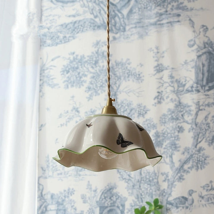 Lustre suspendu à 1 lumière en laiton à bord ondulé en céramique pastorale française traditionnelle pour salon 