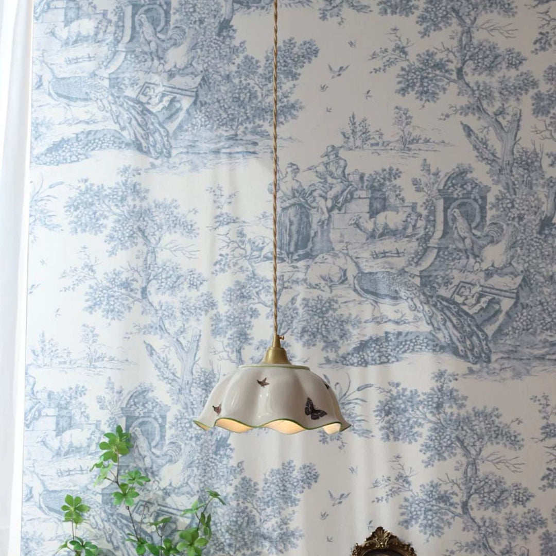 Lustre suspendu à 1 lumière en laiton à bord ondulé en céramique pastorale française traditionnelle pour salon 
