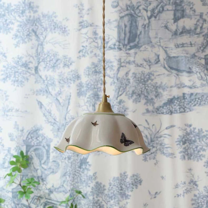 Lustre suspendu à 1 lumière en laiton à bord ondulé en céramique pastorale française traditionnelle pour salon 
