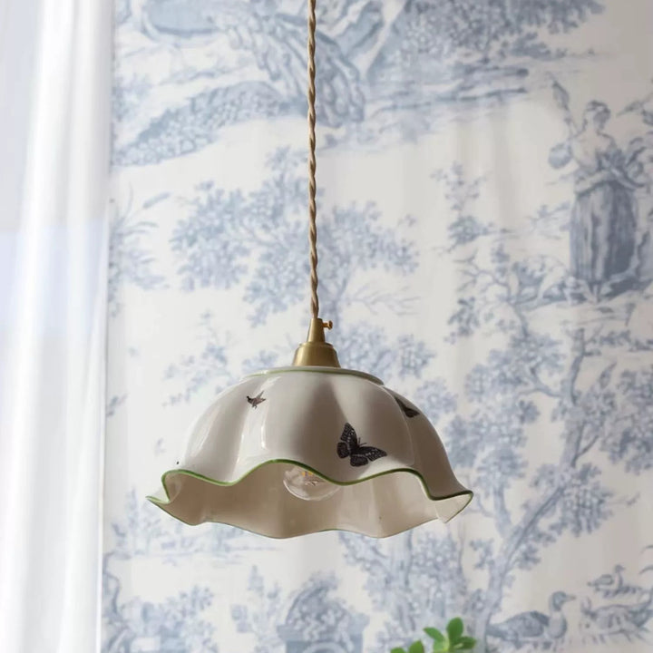 Lustre suspendu à 1 lumière en laiton à bord ondulé en céramique pastorale française traditionnelle pour salon 