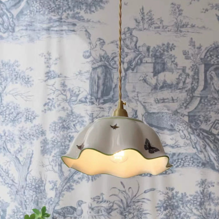 Lustre suspendu à 1 lumière en laiton à bord ondulé en céramique pastorale française traditionnelle pour salon 