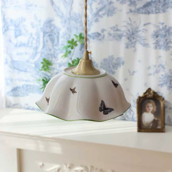 Lustre suspendu à 1 lumière en laiton à bord ondulé en céramique pastorale française traditionnelle pour salon 