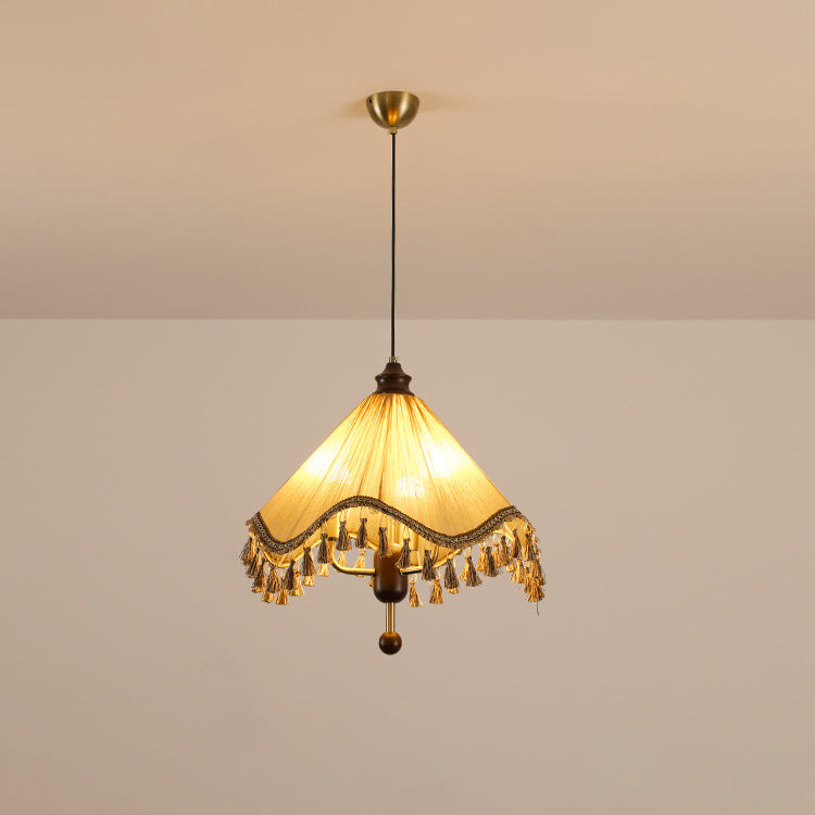 Lustre à trois lumières en bois avec abat-jour plissé conique traditionnel français et pampilles pour salon 