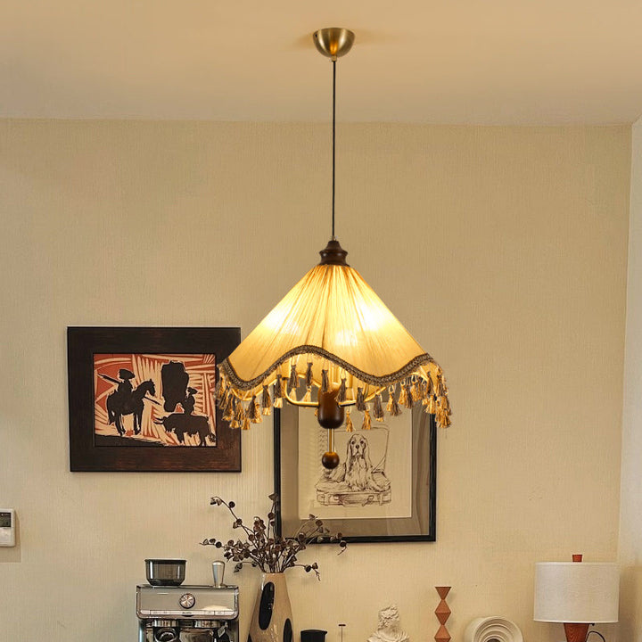 Lustre à trois lumières en bois avec abat-jour plissé conique traditionnel français et pampilles pour salon 