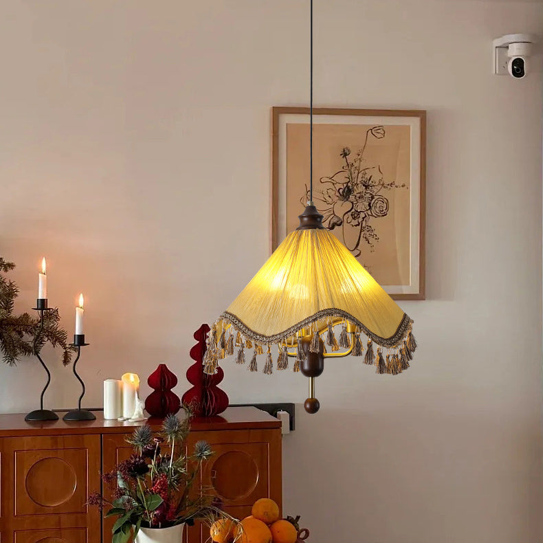 Lustre à trois lumières en bois avec abat-jour plissé conique traditionnel français et pampilles pour salon 