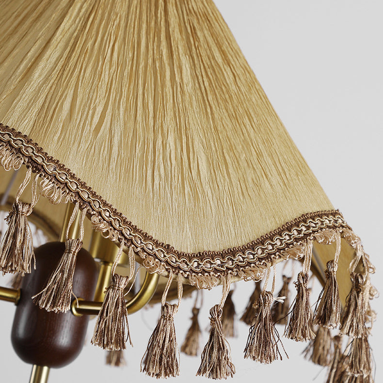 Lustre à trois lumières en bois avec abat-jour plissé conique traditionnel français et pampilles pour salon 