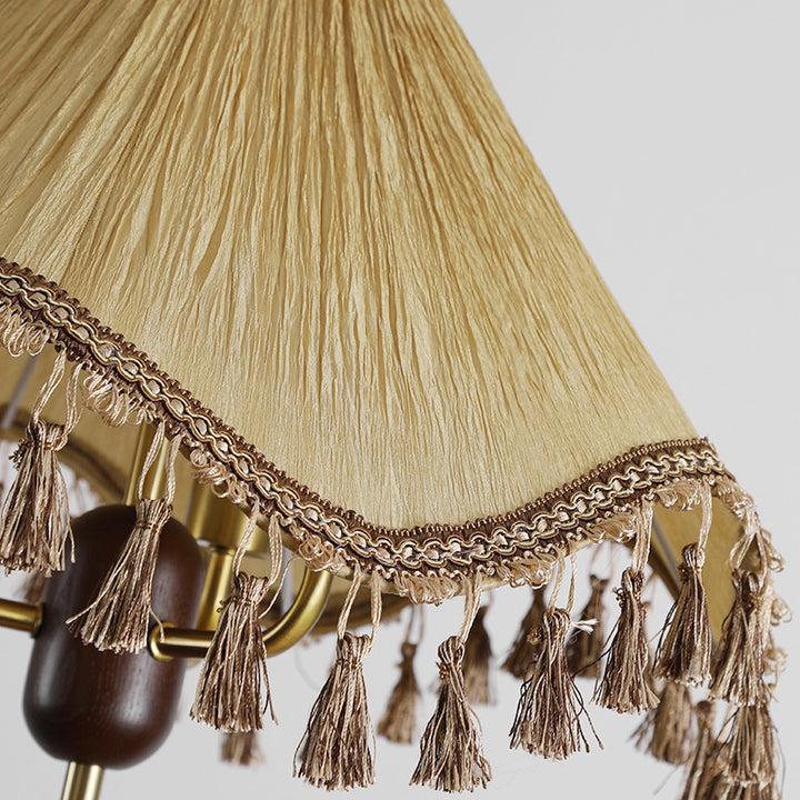 Lustre à trois lumières en bois avec abat-jour plissé conique traditionnel français et pampilles pour salon 