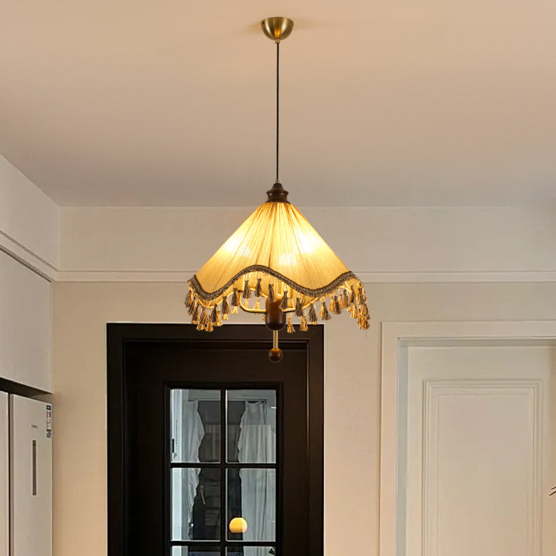 Lustre à trois lumières en bois avec abat-jour plissé conique traditionnel français et pampilles pour salon 